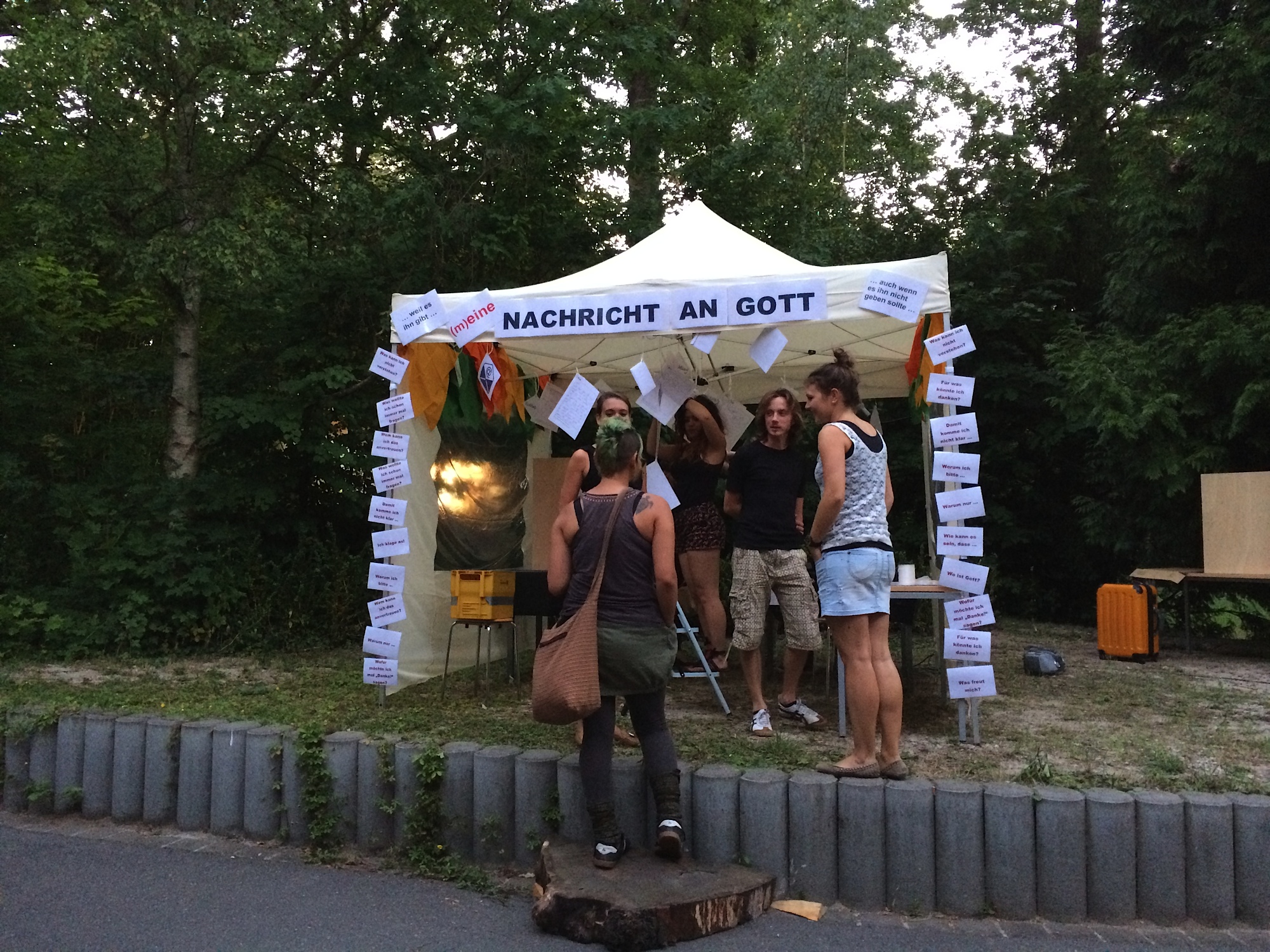 Pavillon mit mehreren jungen Leuten belebt